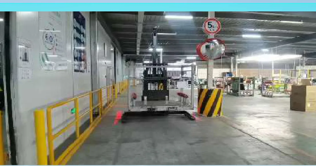 Xe nâng tự động Sany lấy lồng hàng trong nhà xưởng