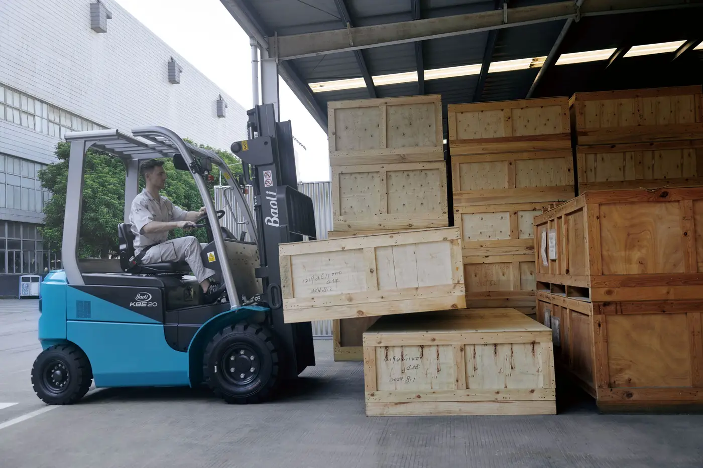 Xe nâng điện Baoli KBE25-01 2,5 tấn bốc thùng gỗ