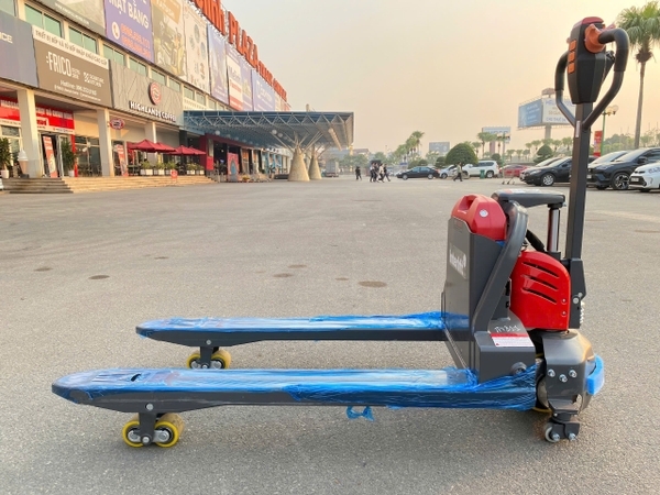 Xe nâng tay điện 2 tấn: chọn theo quãng đường, pin và lối đi