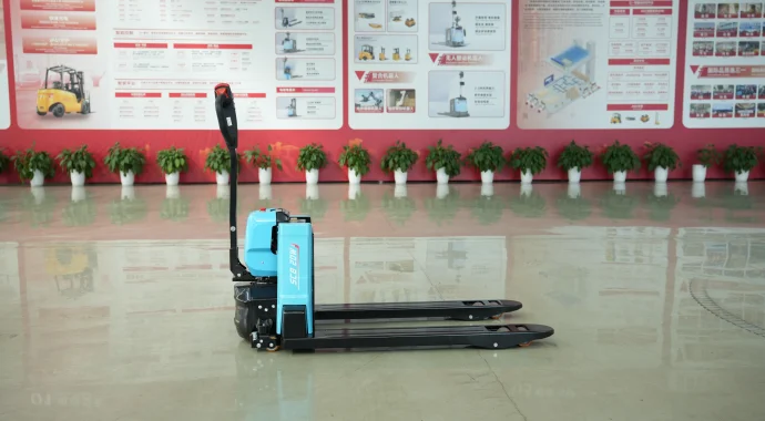 Xe nâng tay điện Sany SCB20W tại phòng trưng bày Sany