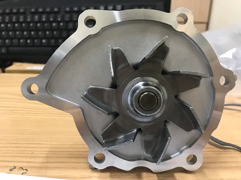 Cánh bơm và phớt trục bơm nước xe nâng Toyota 1DZ cận cảnh