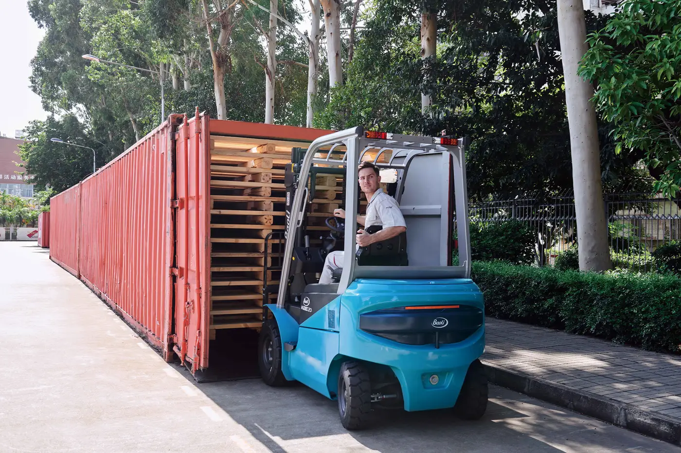 Xe nâng điện Baoli KBE25-01 2,5 tấn vào container