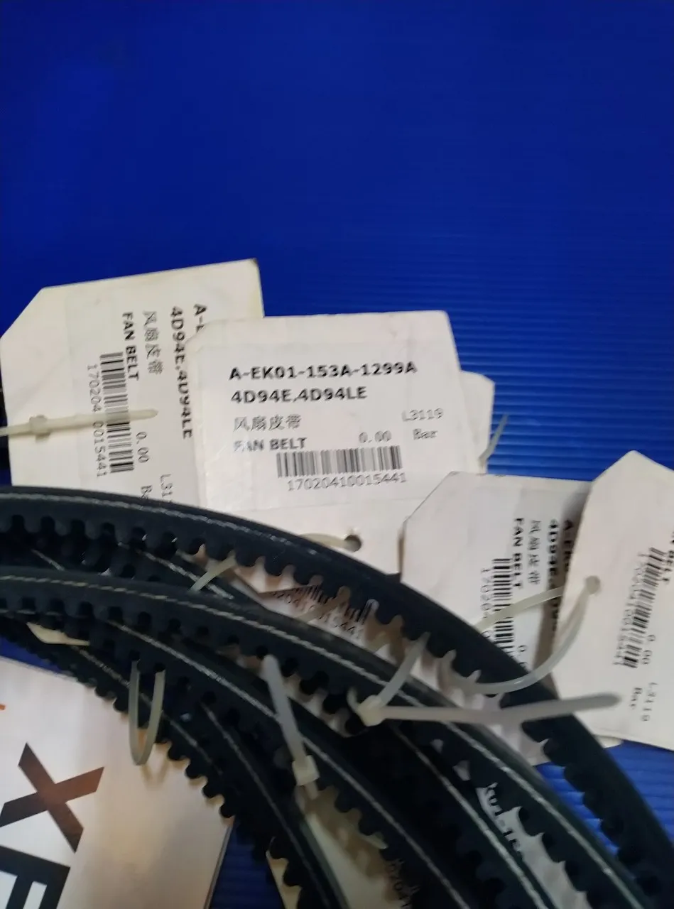 Nhãn FAN BELT ghi động cơ 4D94E 4D94LE trên dây curoa quạt xe nâng