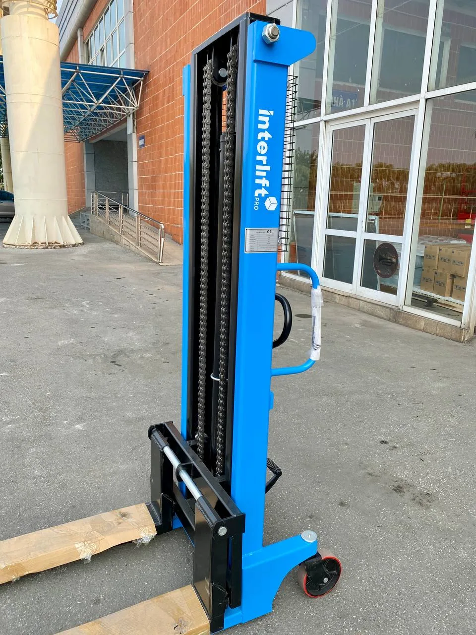 Khung nâng có logo Interlift của xe CTY-EH1.5T