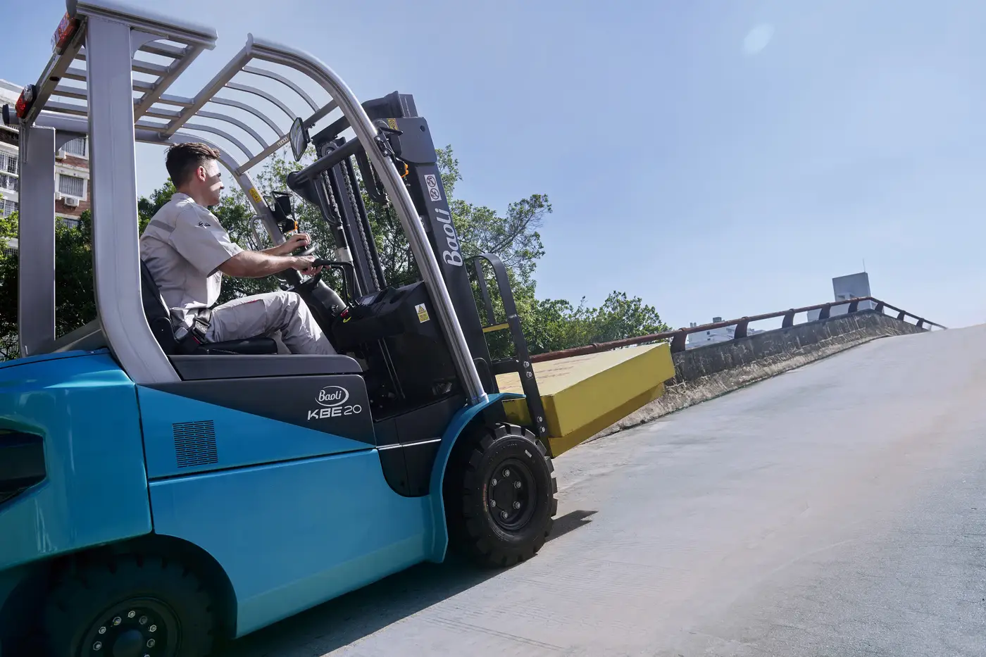 Xe nâng điện Baoli KBE20-01 leo dốc có tải