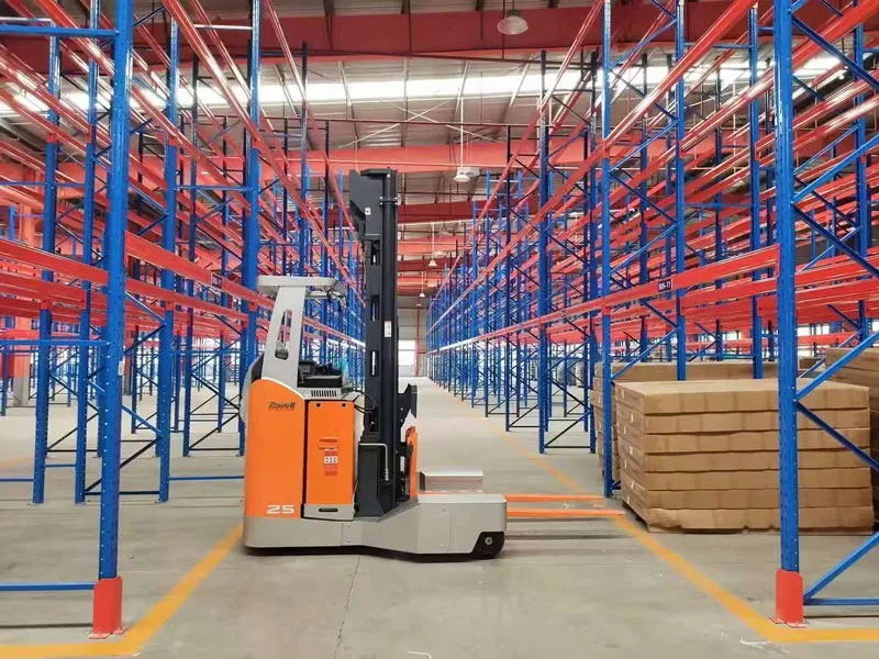 Xe nâng đa hướng Zowell RSEW trong lối đi kệ pallet