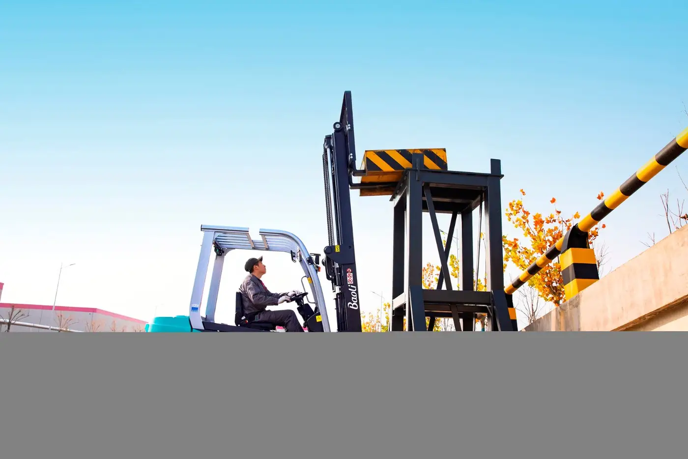 Xe nâng điện Baoli KBE30-Li-01 — nâng hàng lên cao ngoài trời