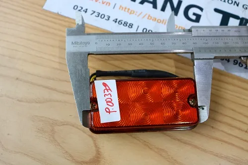 Đo kích thước cụm đèn xi nhan HS-LL016 mã P.00379 bằng thước cặp