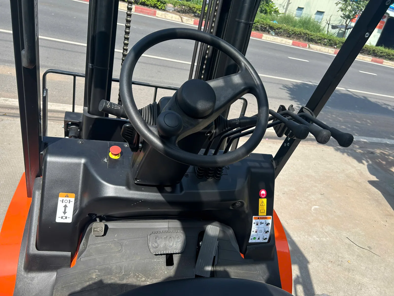 Vô lăng, cần điều khiển và nút dừng khẩn cấp của xe nâng điện Interlift EFL303