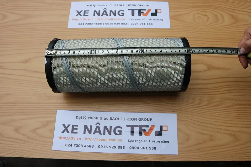 Đo chiều dài lọc gió xe nâng Sakura A-8505 bằng thước dây