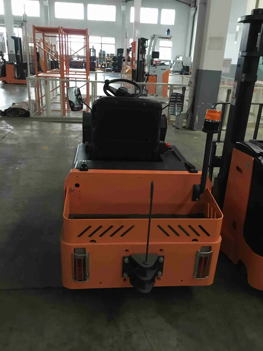 Xe kéo điện Zowell XTH — phía sau xe thật: giá chở hàng, móc kéo