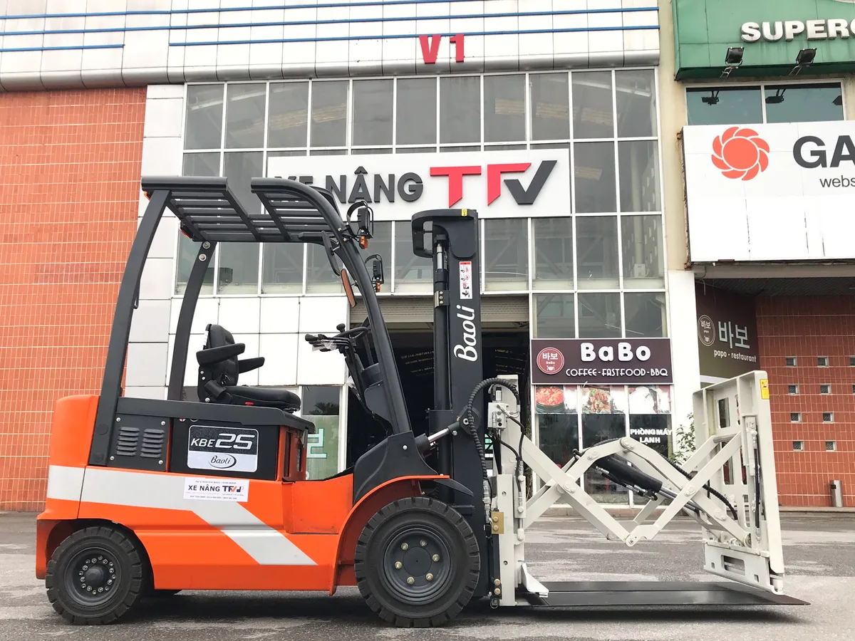 Xe nâng điện Baoli KBE25 gắn bộ kéo đẩy push pull