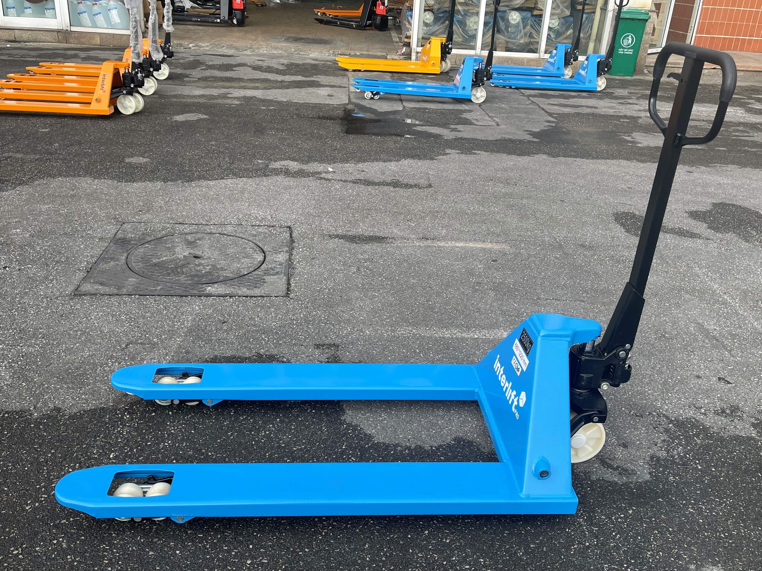 Xe nâng tay Interlift Pro 3 tấn nhìn tổng thể