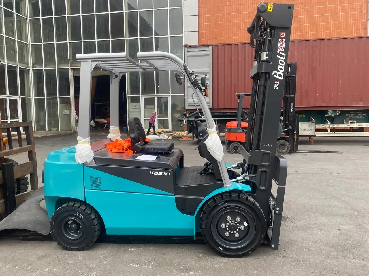 Xe nâng điện Baoli KBE38-Li-01 — tại bãi hàng TFV