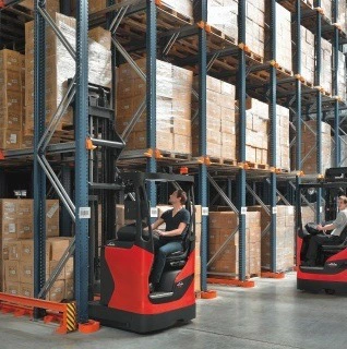 Reach truck khác gì forklift thường? So sánh và tư vấn chọn xe