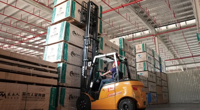 Xe nâng điện Sany C6 xếp hàng lên cao