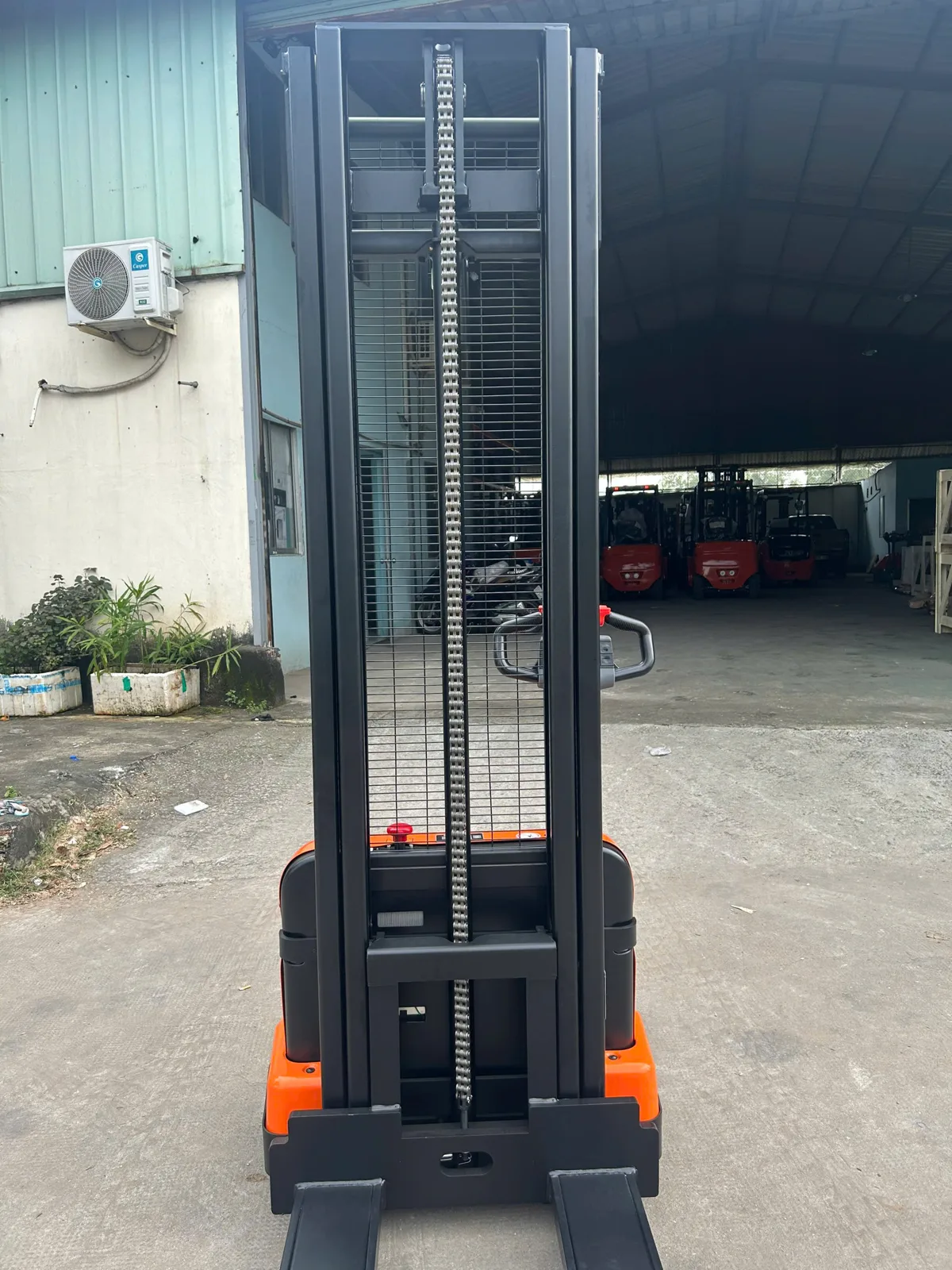 Khung nâng xe nâng điện stacker Interlift EST124 nhìn thẳng phía trước