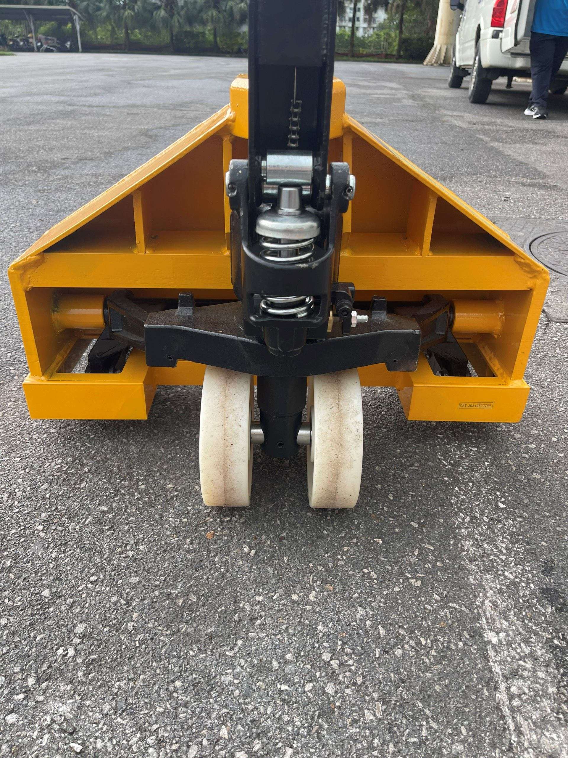 Càng và bánh tải của xe nâng tay 5 tấn