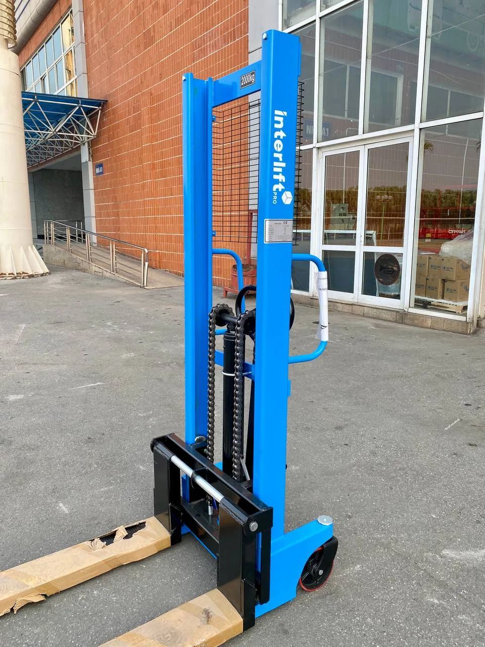 Xe nâng tay cao Interlift CTY-E2.0T 2 tấn nhìn chéo