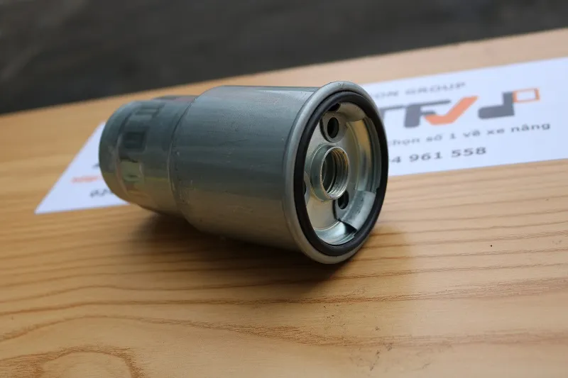 Lọc nhiên liệu xe nâng 600-311-2110 đặt nằm nhìn rõ mặt lắp ráp