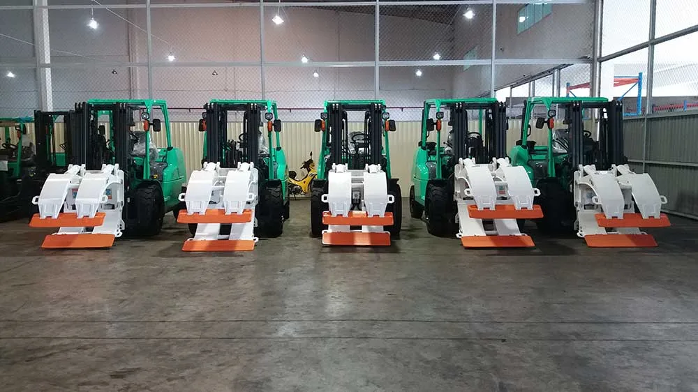 Dãy xe nâng gắn kẹp giấy cuộn xoay Paper Roll Clamp trong nhà xưởng