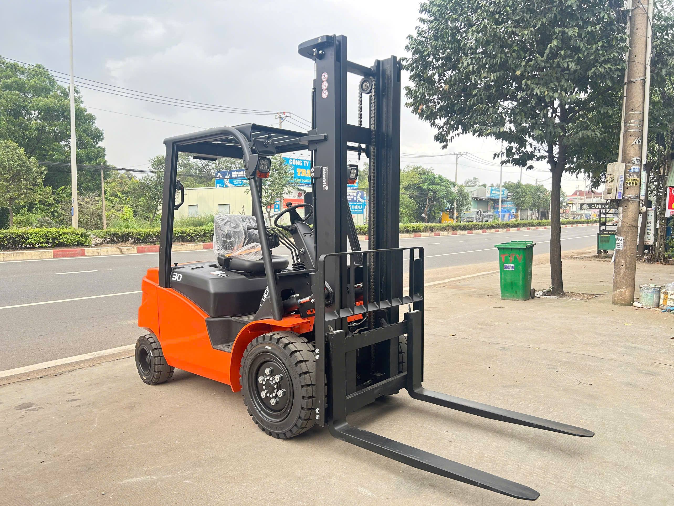 Xe nâng điện Interlift EFL303 3 tấn nâng cao 4m sản xuất 2024 mới 100%. Mã XM.B30EPS40.00749