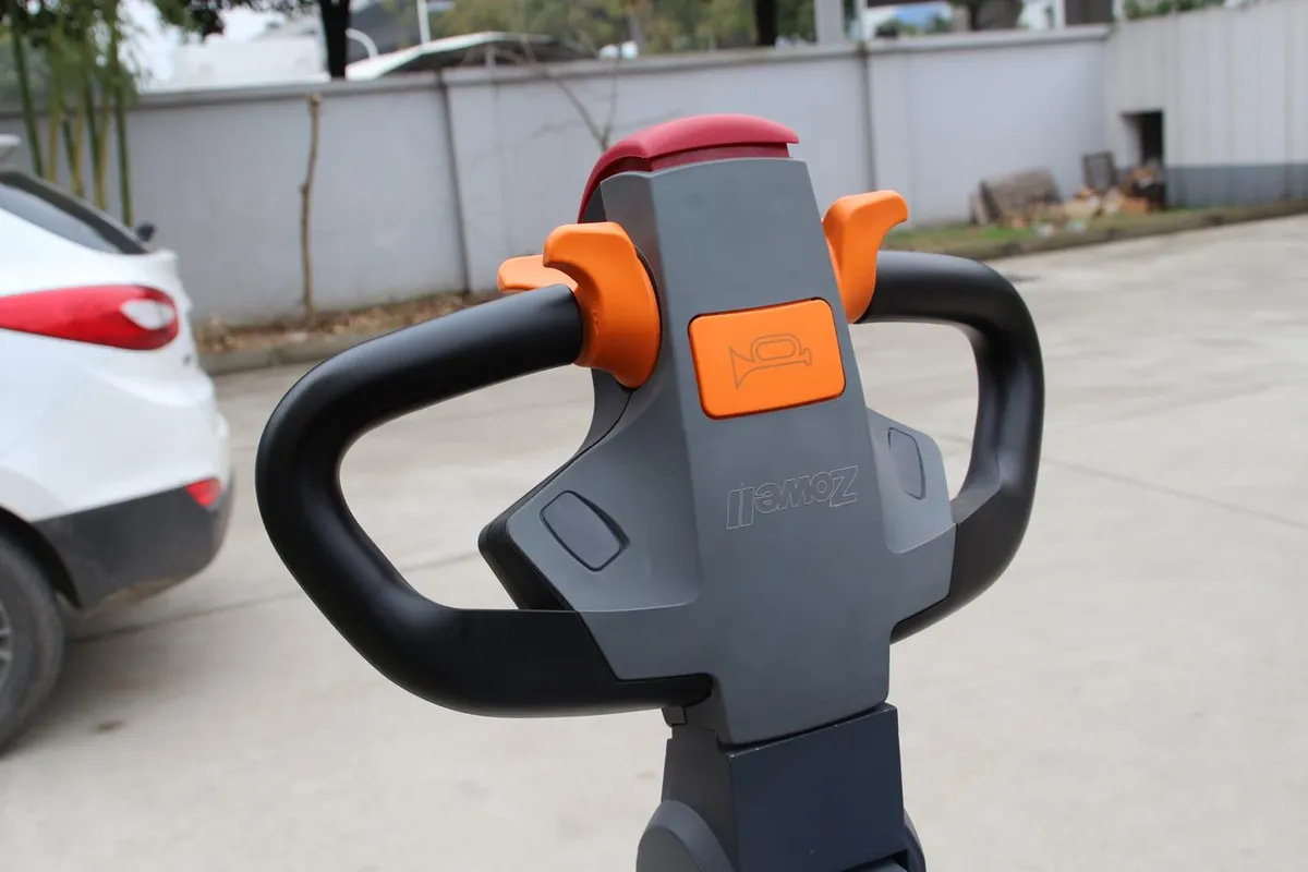 Tay lái Frei của Xe nâng reach stacker Zowell XRA12