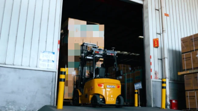 Xe nâng không người lái Sany ra vào cửa kho