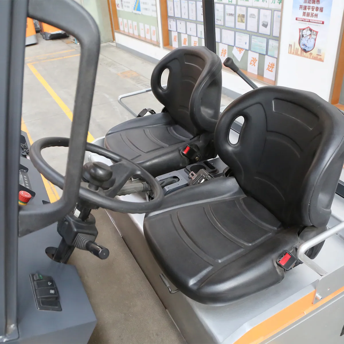 Xe kéo điện Zowell TSA1250: cabin rộng, bố trí như ô tô, bậc lên thấp