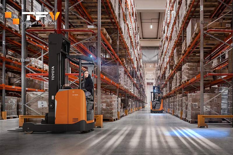 Xe nâng reach truck ngồi lái