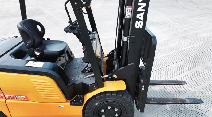 Xe nâng điện Sany SCP30C7 — ghế lái và khung nâng dòng C7