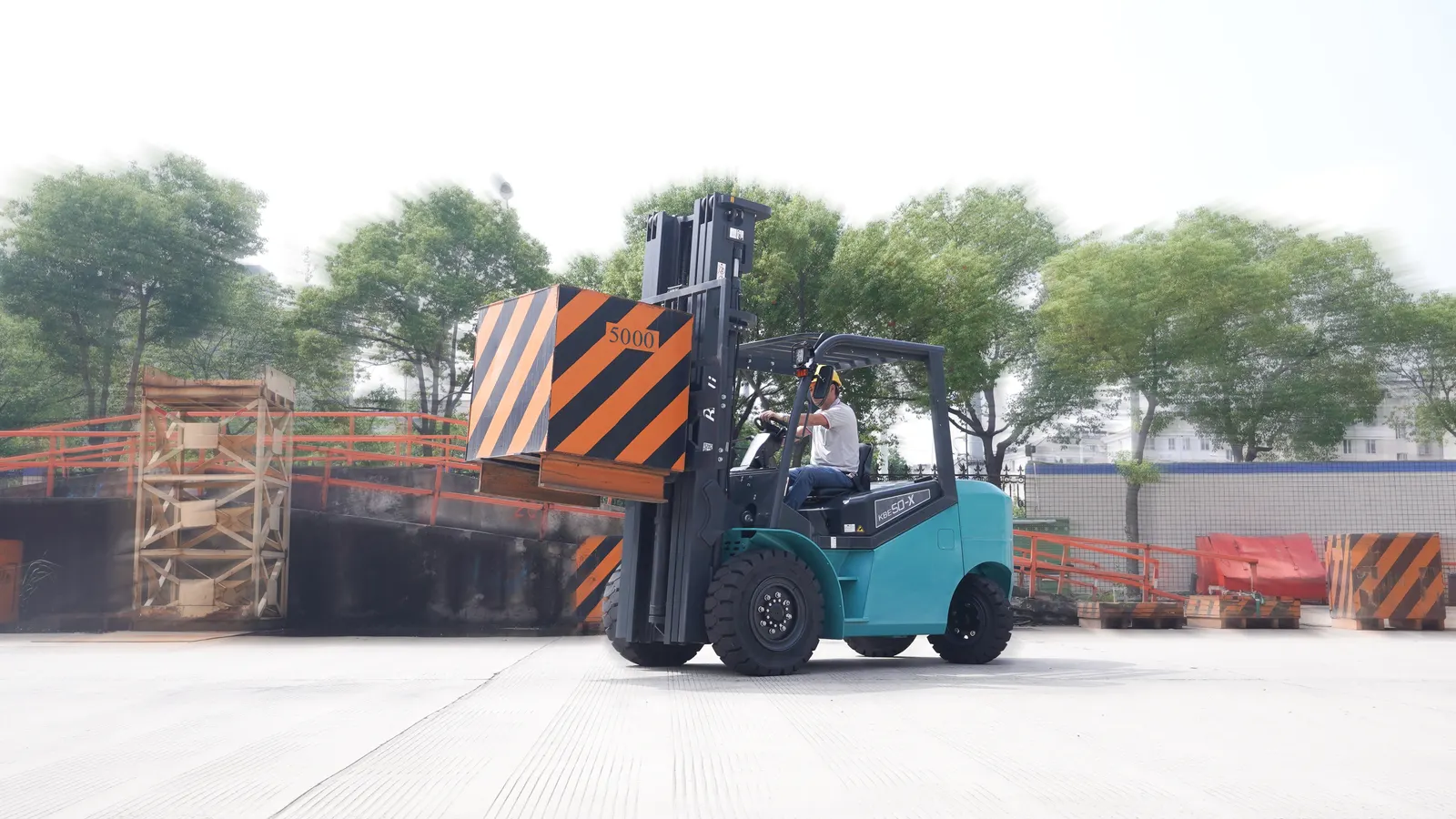 Xe nâng điện Baoli KBE45-X nâng kiện hàng lớn ngoài trời