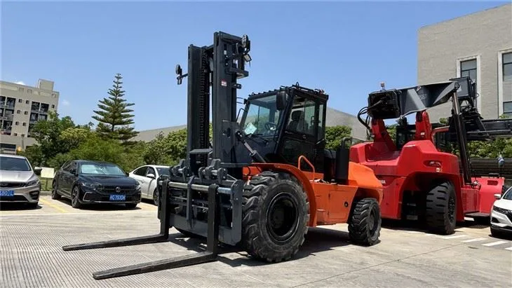 Xe nâng địa hình SOCMA HNY100 tại nhà máy hãng
