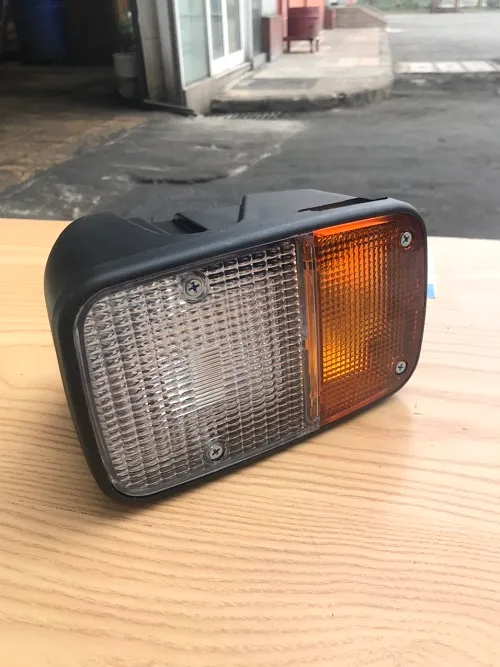 Đèn pha phải Toyota 56550-23321-71 RH mặt sau và giắc