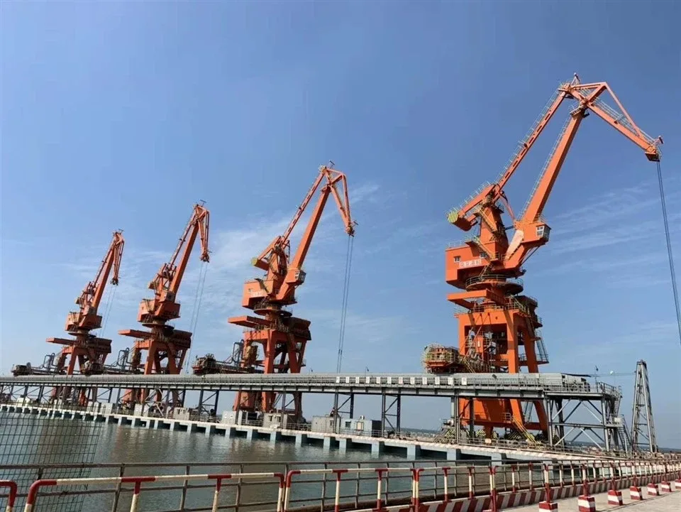 Dãy cẩu chân đế 2 cần SOCMA trên cầu cảng