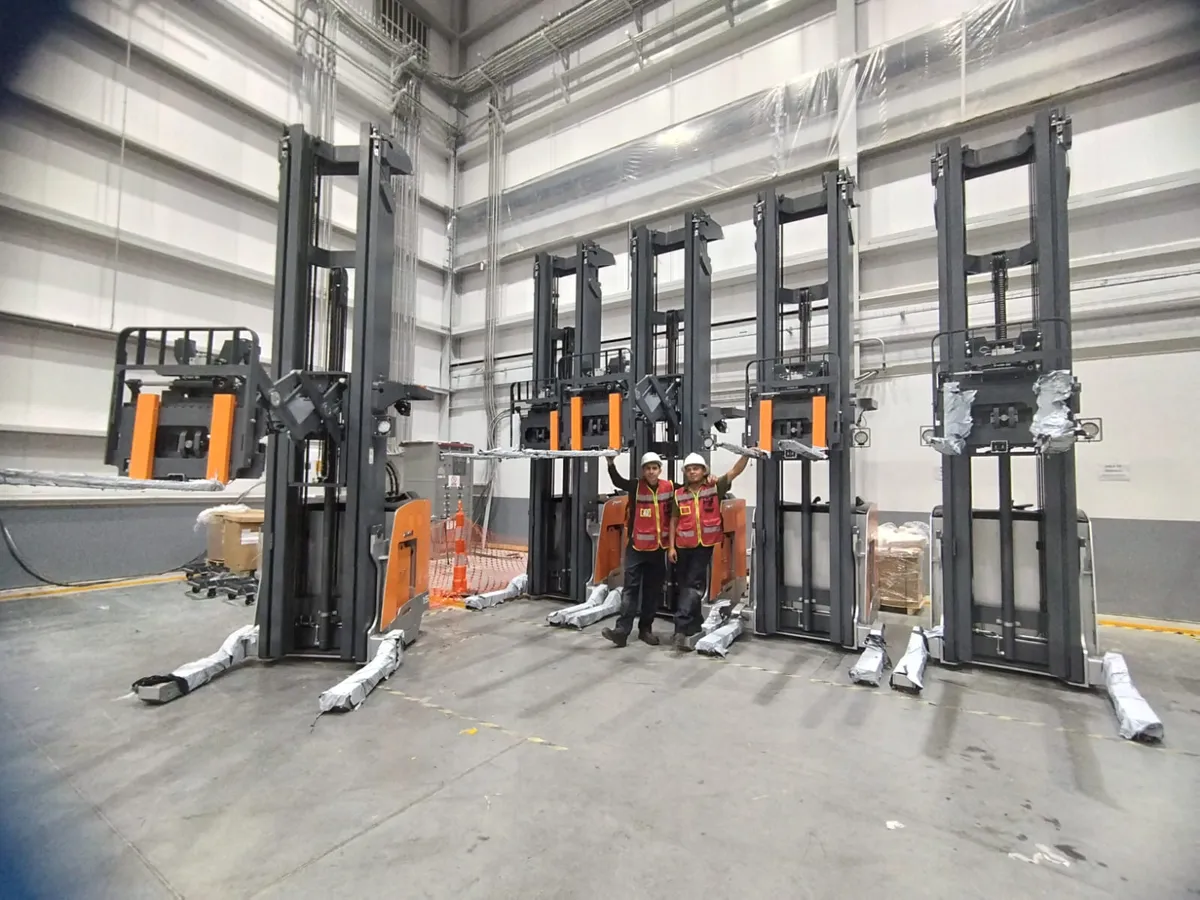 Xe nâng reach truck Zowell RRE115 — lô xe tại kho