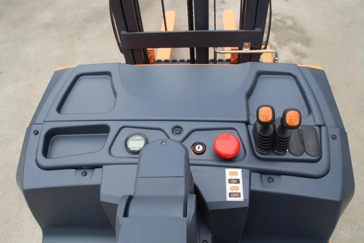 Xe nâng reach stacker Zowell XRA12 — mặt thân xe