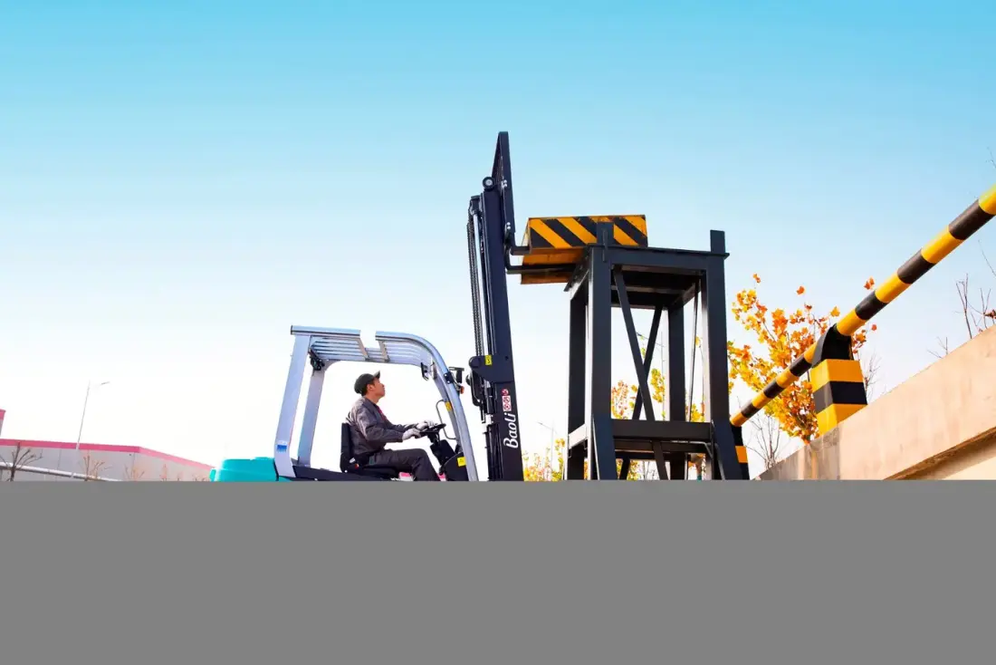 Xe nâng điện Baoli KBE30-38 nâng hàng ngoài trời
