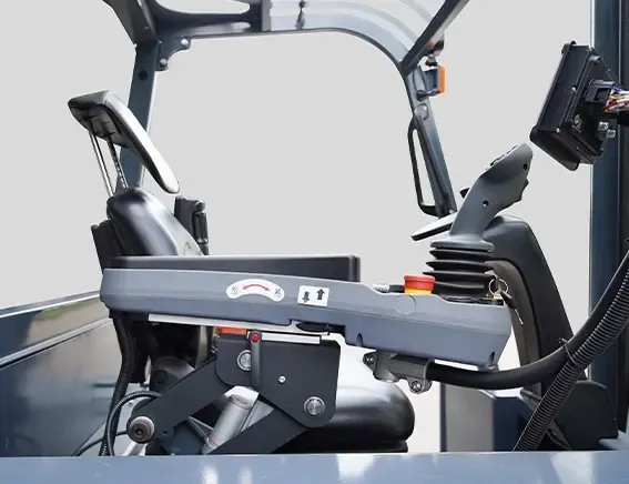 Xe nâng đa hướng MiMA 1MQK40 — khoang lái, bảng điều khiển bên phải