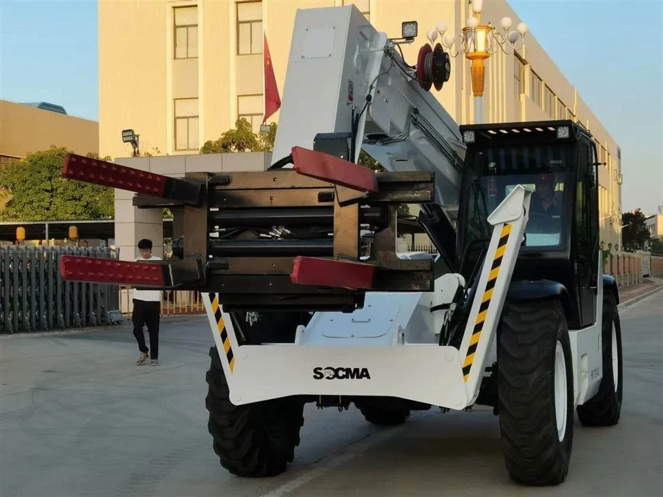 Xe nâng telescopic SOCMA làm việc với kiện hàng lớn