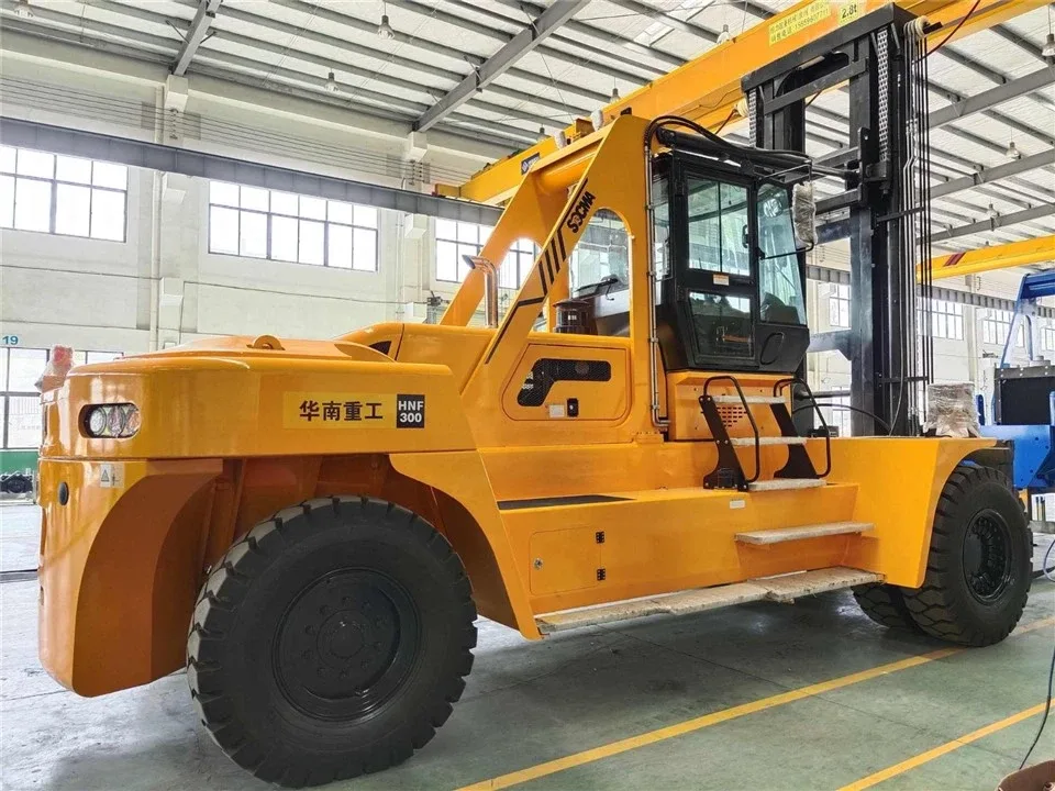 Xe nâng dầu SOCMA HNF300 30 tấn trong xưởng