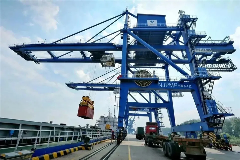 Cẩu bờ STS SOCMA bốc container từ tàu