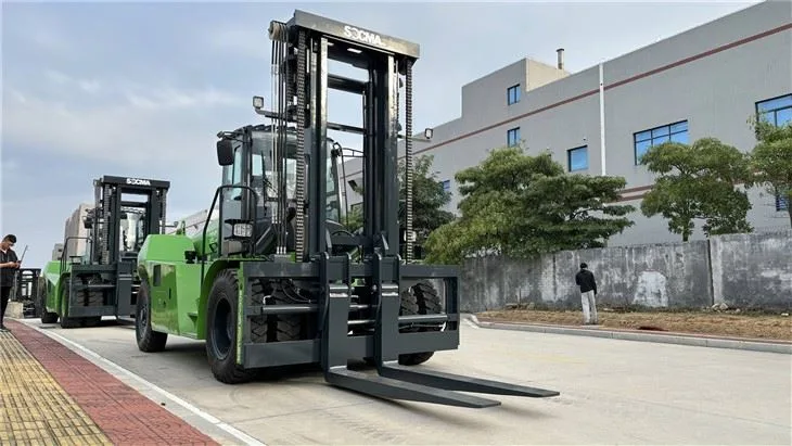 Xe nâng SOCMA HNF160-900-A/C trên đường nội bộ